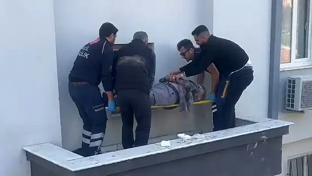 Çatıdaki güneş enerjisi panelini düzeltmek isterken canından oluyordu
