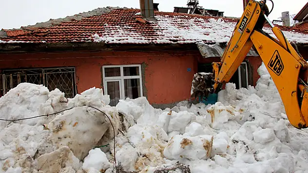 Çatıdan düşen kar kütlesi mahsur bıraktı