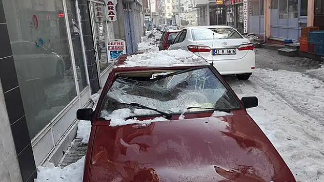 Çatıdan düşen kar kütlesi otomobile zarar verdi