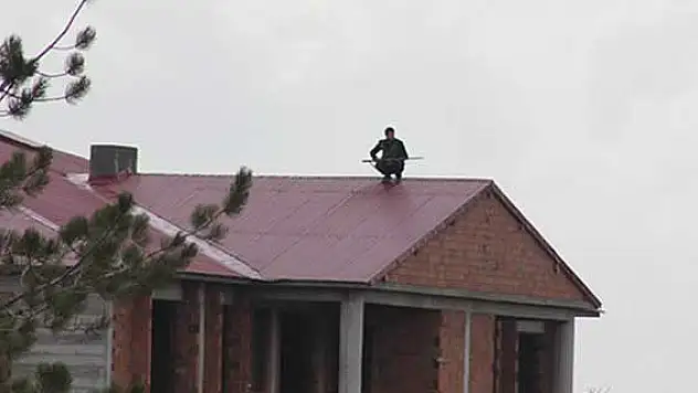 Çatıya çıkan cinayet zanlısı 3 polisi de yaraladı