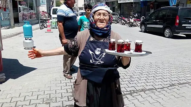 'Çaycı Hala' eski işine geri döndü