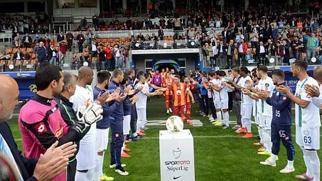 Çaykur Rizespor, Galatasaray'ı alkışlarla karşıladı