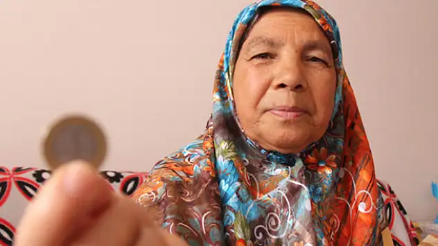Cebindeki son 1 lirayı Mehmetçiğe gönderdi