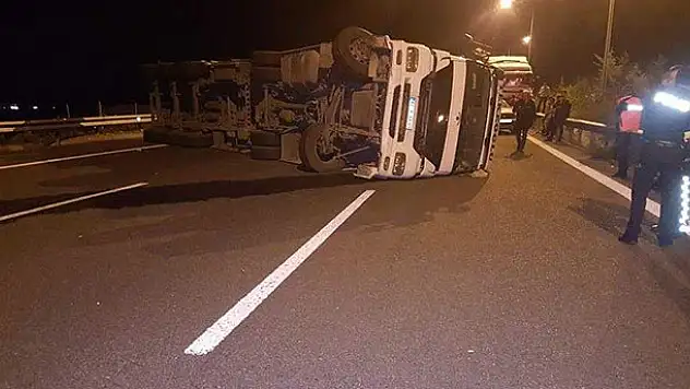 Çekirdek yüklü tır devrildi: 1 yaralı