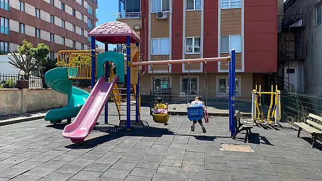 Çekmeköy'de demir kapının üzerine devrildiği 10 yaşındaki çocuk hayatını kaybetti