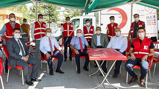 Çelik ve Kavuş'tan 'Kan ver hayat kurtar' çağrısı