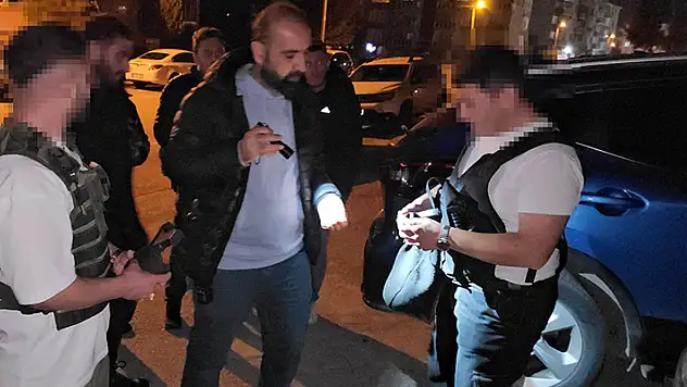 Çelik yelek giyerek, oyuncak tabanca ile vatandaşı korkutan 2 kişiye gözaltı