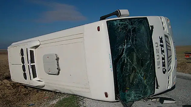 Çeltik'te Servis Midibüsü Devrildi : 1 Yaralı