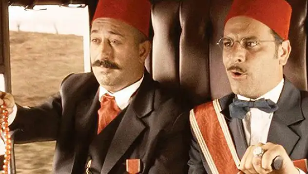 Cem Yılmaz'dan Osmanlıca eğitime gönderme