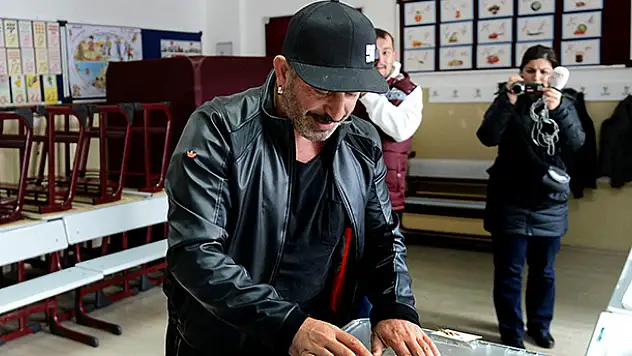 Cem Yılmaz sandık başında espriyi patlattı