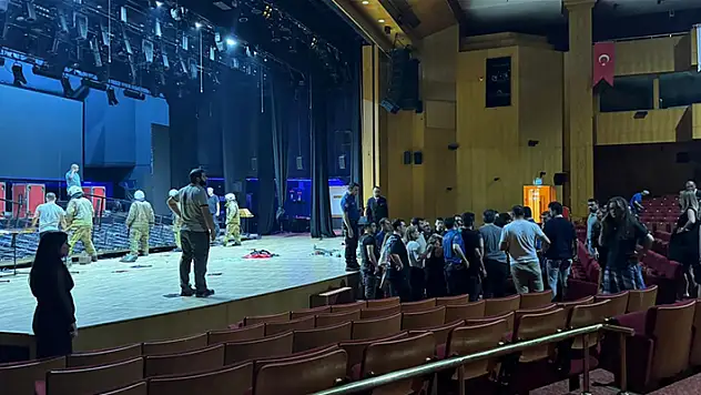 Cemal Reşit Rey Konser Salonu'nda mezuniyet töreni sırasında dijital pano devrilmesi sonucu 3 kişi yaralandı
