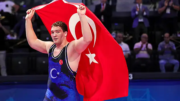 Cemal Yusuf Bakır, 110 kiloda dünya şampiyonu oldu

