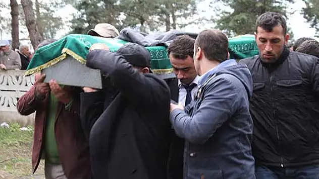 Cenazesine gittiği kardeşiyle aynı anda toprağa verildi