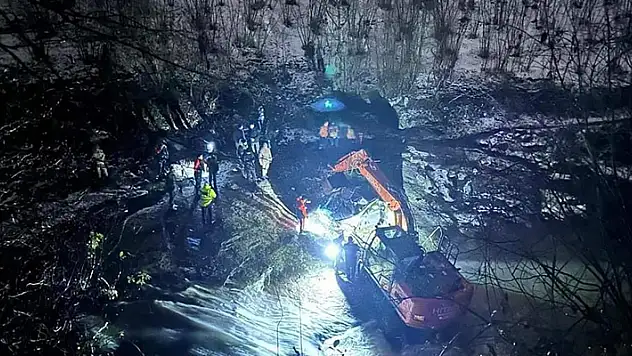 Cenazeye giderken dereye savrulan otomobildeki karı- koca hayatını kaybetti

