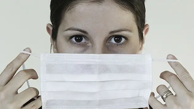 Çenede, düğmede, kolda, kafada...Bu hataları asla yapmayın! İdeal maske nasıl olmalı?