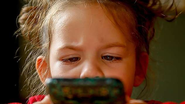Cep telefonları çocuklarda miyop riskini artırıyor uyarısı
