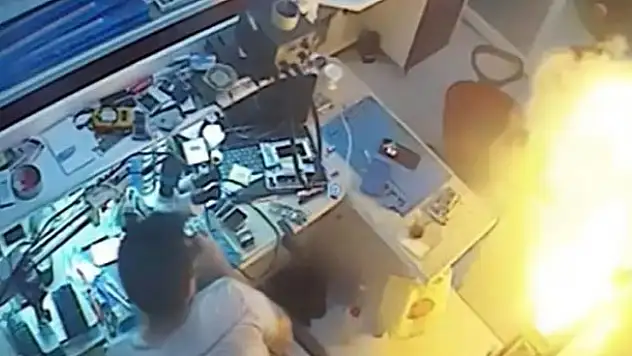 Cep telefonu bataryası bomba gibi patladı!