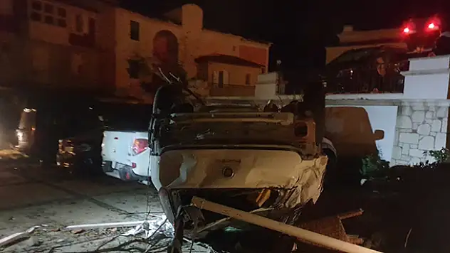 Çeşme'de hortum: Araçlar devrildi, yaralılar var