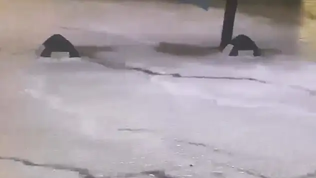 Çeşme, dolu yağışı ile beyaza büründü

