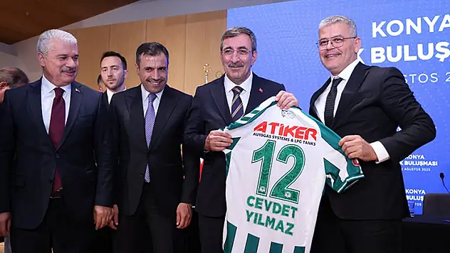 Cevdet Yılmaz'a Konyaspor forması hediye edildi