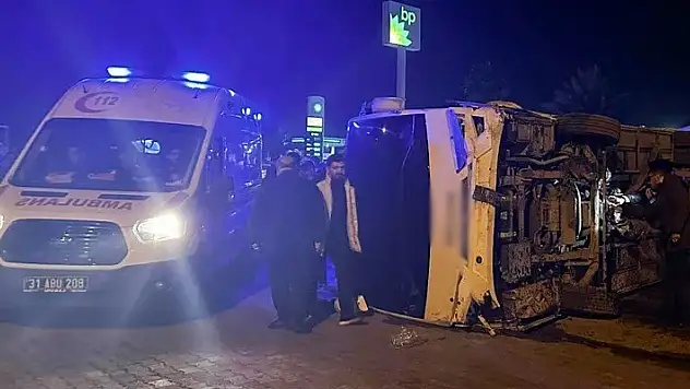 Çevik Kuvvet midibüsü devrildi: 11 polis yaralı
