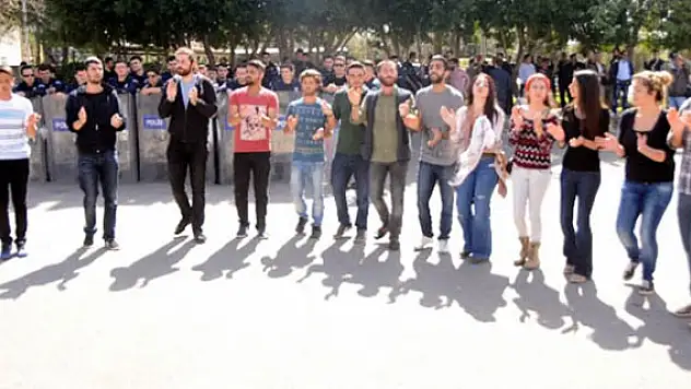 Çevik Kuvvet'ten öğrencilere ilginç tepki
