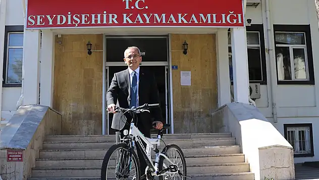 Çevreci kaymakamın gözde ulaşım aracı, makamına gidip geldiği bisikleti
