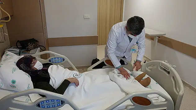 Çevresindekiler yaşamasından ümidi kesmişti!  Konya'da 60 yaşındaki kadın Kovid-19 ve kısmi felci yendi