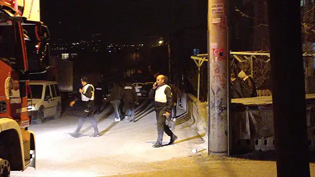 Çevreye ateş açıp kendini eve kilitleyen şahsı özel harekat polisleri ikna etti

