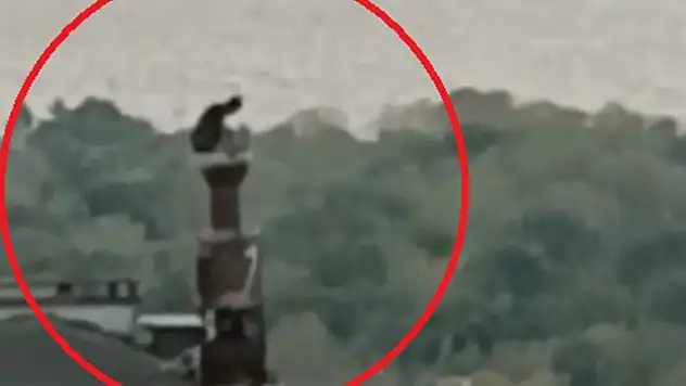 Cezaevi firarisi, saklandığı evin bacasından çatıya çıkarken yakalandı o anlar kamerada
