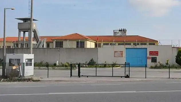 Cezaevinde yangın! 5 kişi dumandan etkilendi
