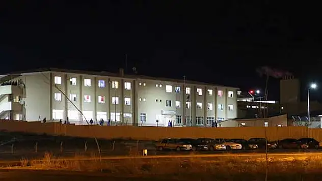 Cezaevinde ziyaretine gelen eşini öldürdü