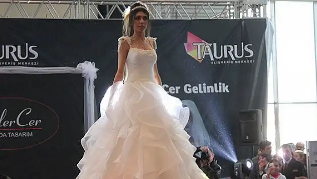 Chloe Loughnan Ankara'da gelinlik giydi