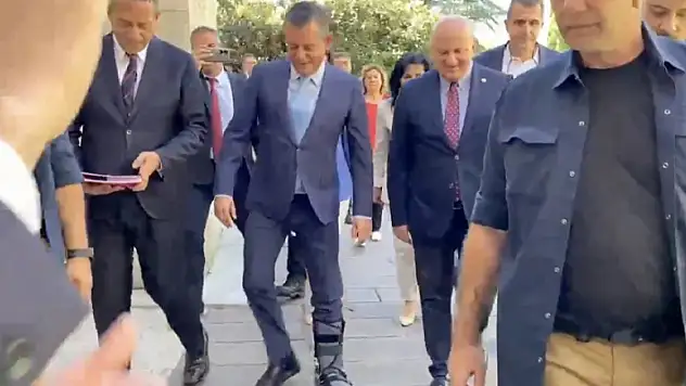 CHP Genel Başkanı Özel, ayağındaki kırık ile TBMM'ye geldi
