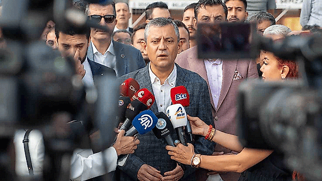 CHP Genel Başkanı Özel bayram namazını Manisa'da kıldı