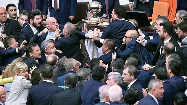 CHP Genel Başkanı Özel: Sözlerin havada uçuşacağı yerde yumuklar uçuşuyor
