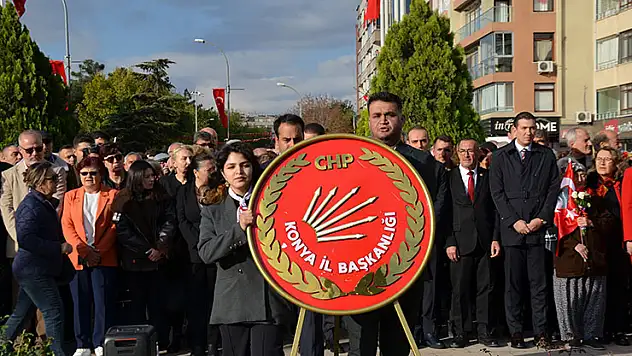 CHP Konya Atatürk Anıtı'na Cumhuriyet çelengi sundu
