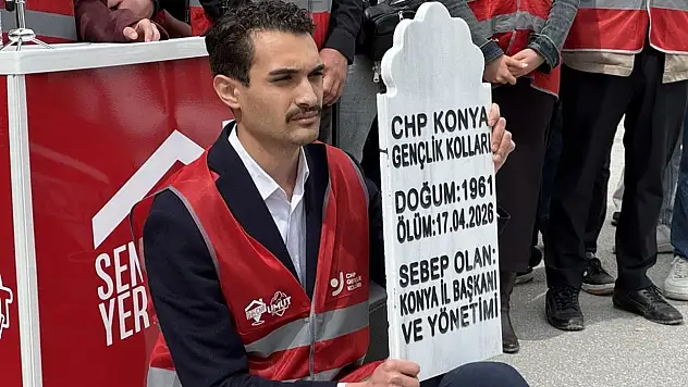 CHP Konya'da kriz: Gençlerden mezar taşlı protesto