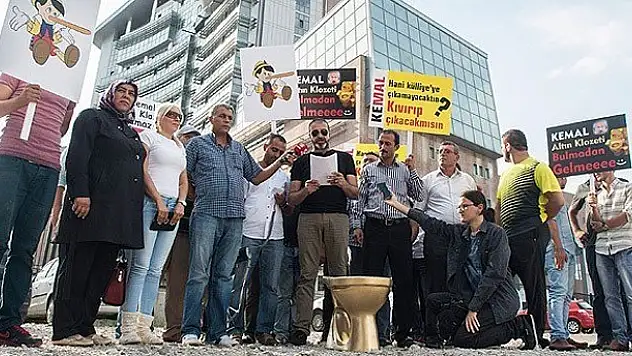 CHP önünde altın renkli klozetli eylem