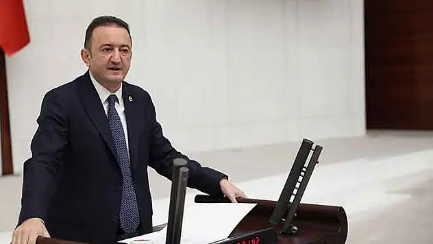 CHP'li Bektaş gençlerin gelecek kaygısını Meclise taşıdı