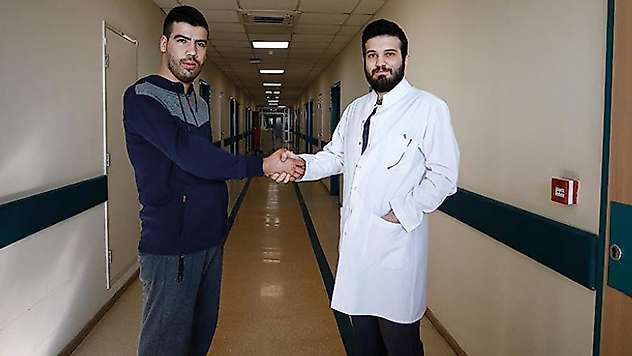 Çift kol nakledilen Yusuf ilk kez doktoruyla tokalaştı
