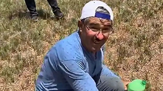 Çiftçi, tarlasına zorunlu iniş yapan helikopterin personeline ayran ikram etti
