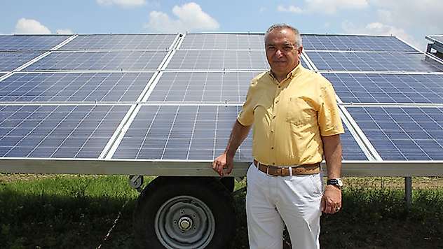 Çiftçiler için taşınabilir güneş enerjili sulama sistemi üretti