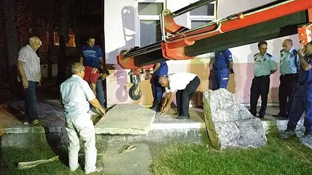 Çiftçinin pulluğuna tarihi taş takıldı