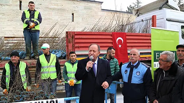 Çiftçiye 5 bin fidan armağan edildi