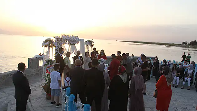 Çiftlerin tercihi! Konya'daki 'Aşk Adası'nda gün batarken mutluluğa 'evet' diyorlar