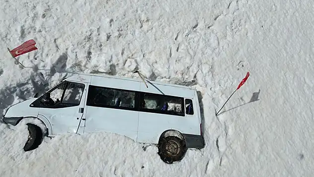 Çığ altında kalan minibüs, 5 ay sonra ortaya çıktı
