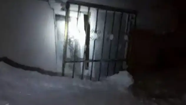 Çığ düşen evdeki anne ve 2 çocuğu son anda kurtuldu

