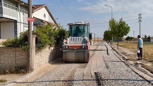 Cihanbeyli'de asfalt serim çalışmaları sürüyor