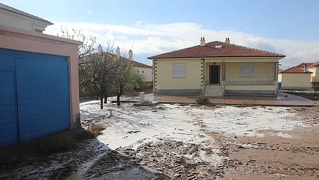 Cihanbeyli'de etkili olan sağanağın ardından temizlik çalışması başlatıldı
